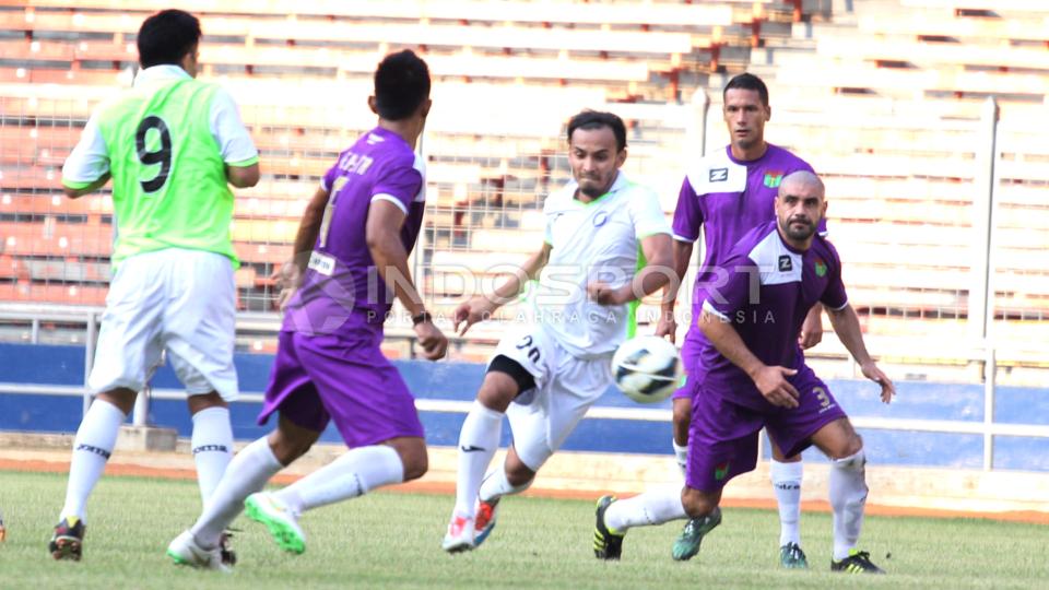 Pemain Star Ball, M. Rifky (tengah) mencoba melewati pertahan Persita Tanggerang.